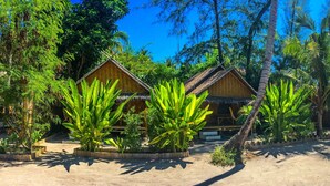 A tropical resort with thatched-roof huts, surrounded by lush greenery and palm trees. - Forra Diving Resort - Sunrise Beach - Koh Lipe (Koh Lipe)