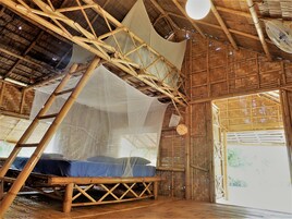 客房内保险箱、折叠床/加床（额外收费）、免费 WiFi、床单