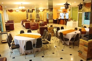 Petit déjeuner, déjeuner, dîner et brunch servis sur place