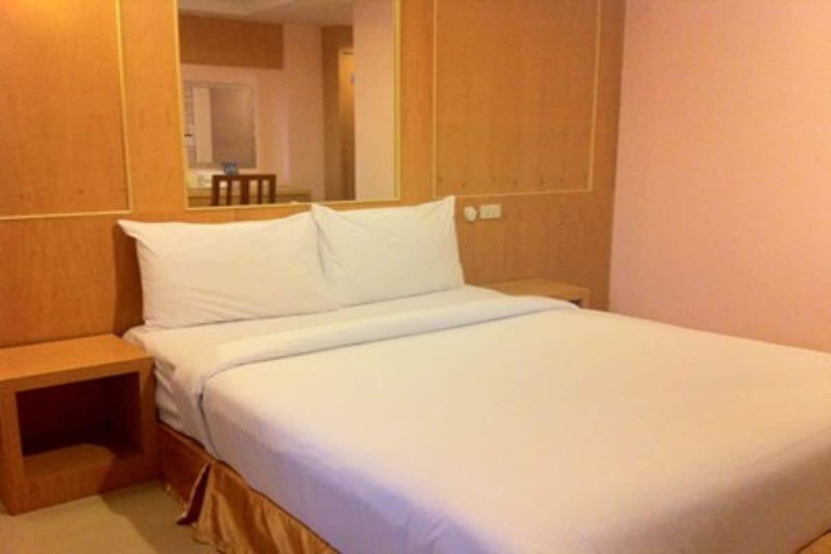 Standard Double Room | Desk, blackout drapes, cribs/infant beds, rollaway beds