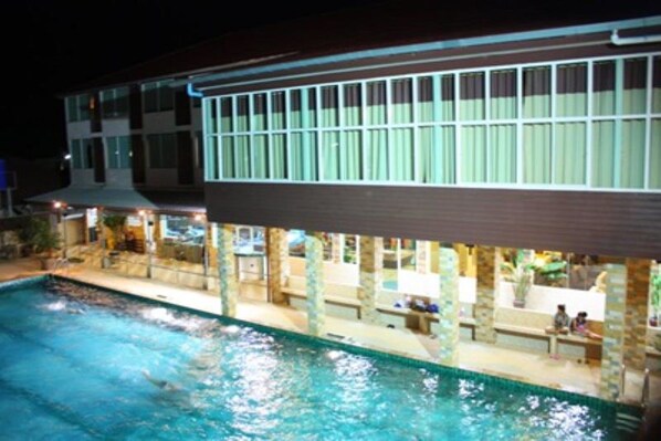 Una piscina al aire libre