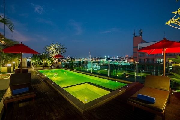 Outdoor pool, pool loungers