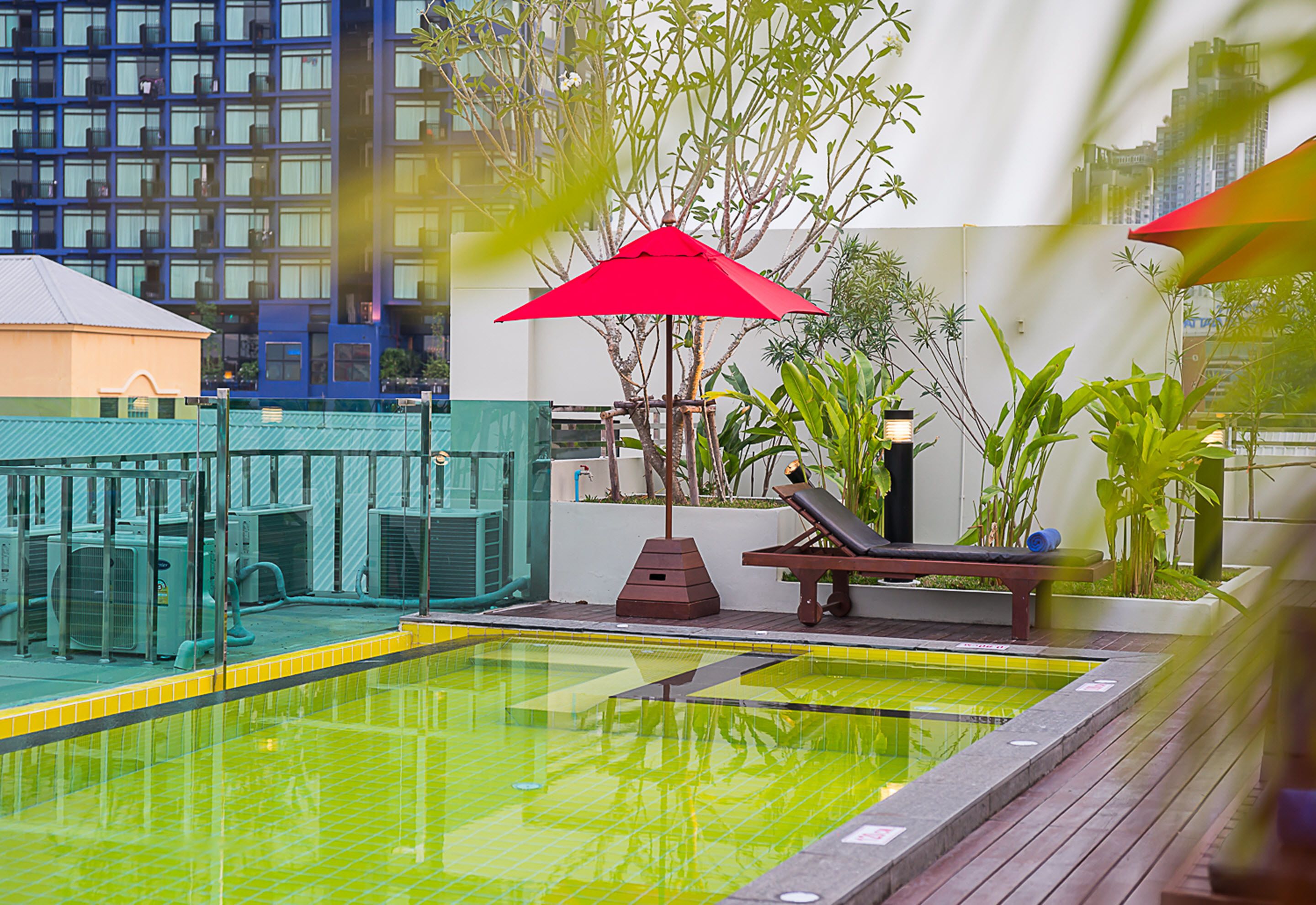 室外游泳池，日光浴躺椅