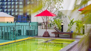 Utendørsbasseng og solsenger