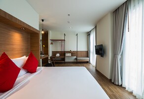 Premium Room | Premium bedding, minibar, in-room safe, desk
