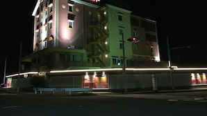 Un hotel de varios pisos con un cartel llamativo que dice "HOTEL AURA".