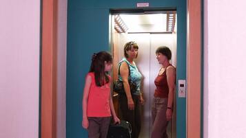 An elevator with a blue interior and a sign indicating it is a lift.
