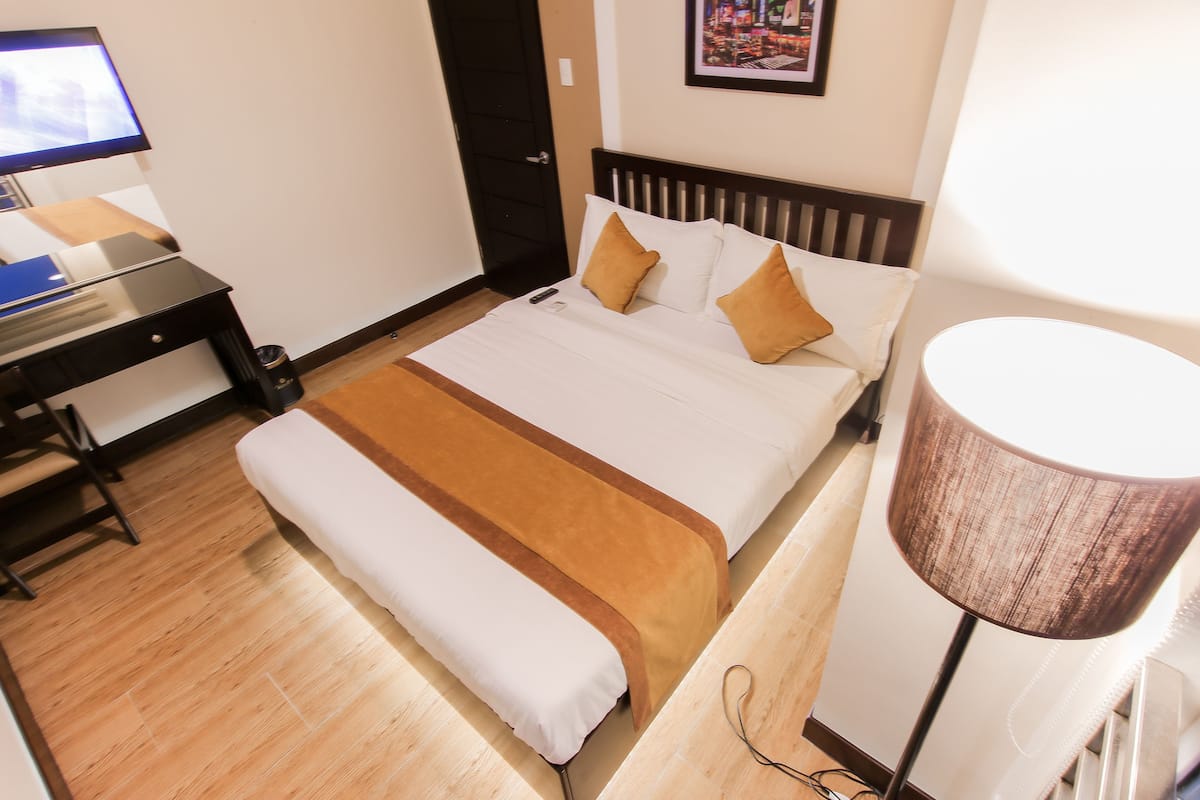 Chambre Deluxe, 1 grand lit | Minibar, coffres-forts dans les chambres, bureau