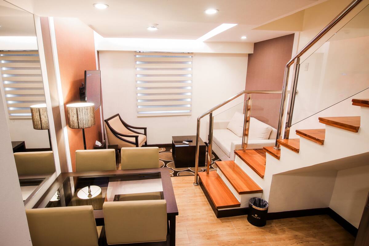 Loft, 1 chambre | Coin séjour | Télévision à écran plat de 32 pouces avec chaînes par câble, télévision