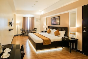 Deluxe King Room | Minibar, in-room safe, desk, laptop workspace - Prime City Resort Hotel (Angeles City)