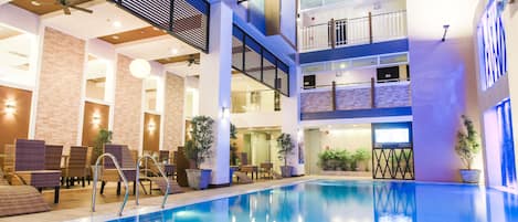 Una piscina cubierta