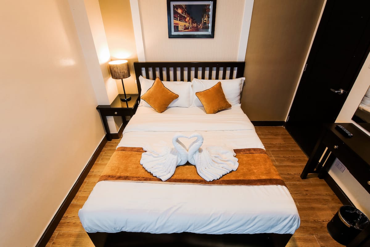 Gác, 2 phòng ngủ | Minibar, két bảo mật tại phòng, bàn
