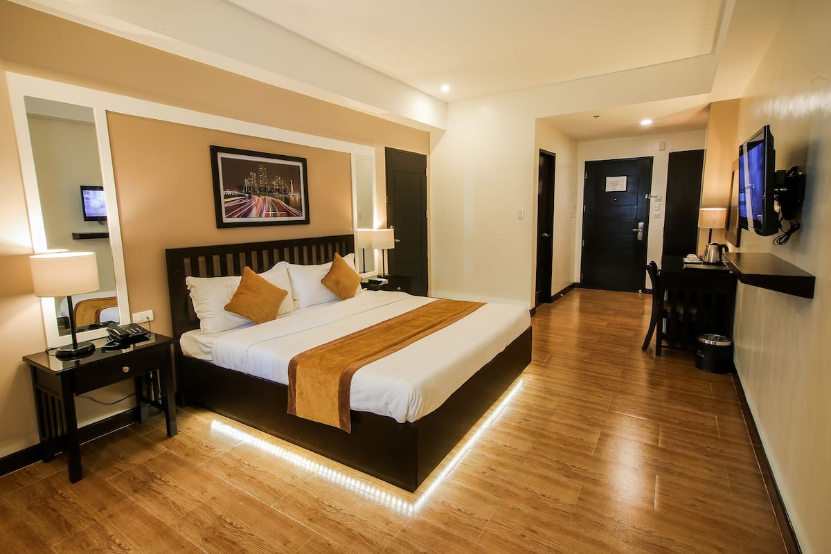 Minibar, két bảo mật tại phòng, bàn