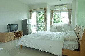 Desk, blackout drapes, soundproofing, rollaway beds - Sawairiang Place (Nakhon Ratchasima)