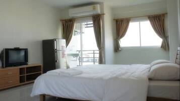Standard Room, 1 Double Bed | Desk, blackout drapes, soundproofing, rollaway beds