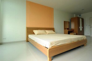 Desk, blackout curtains, soundproofing, rollaway beds - Sawairiang Place (Nakhon Ratchasima)