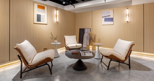 Lobby sitting area - New World Hotel (Taipei)