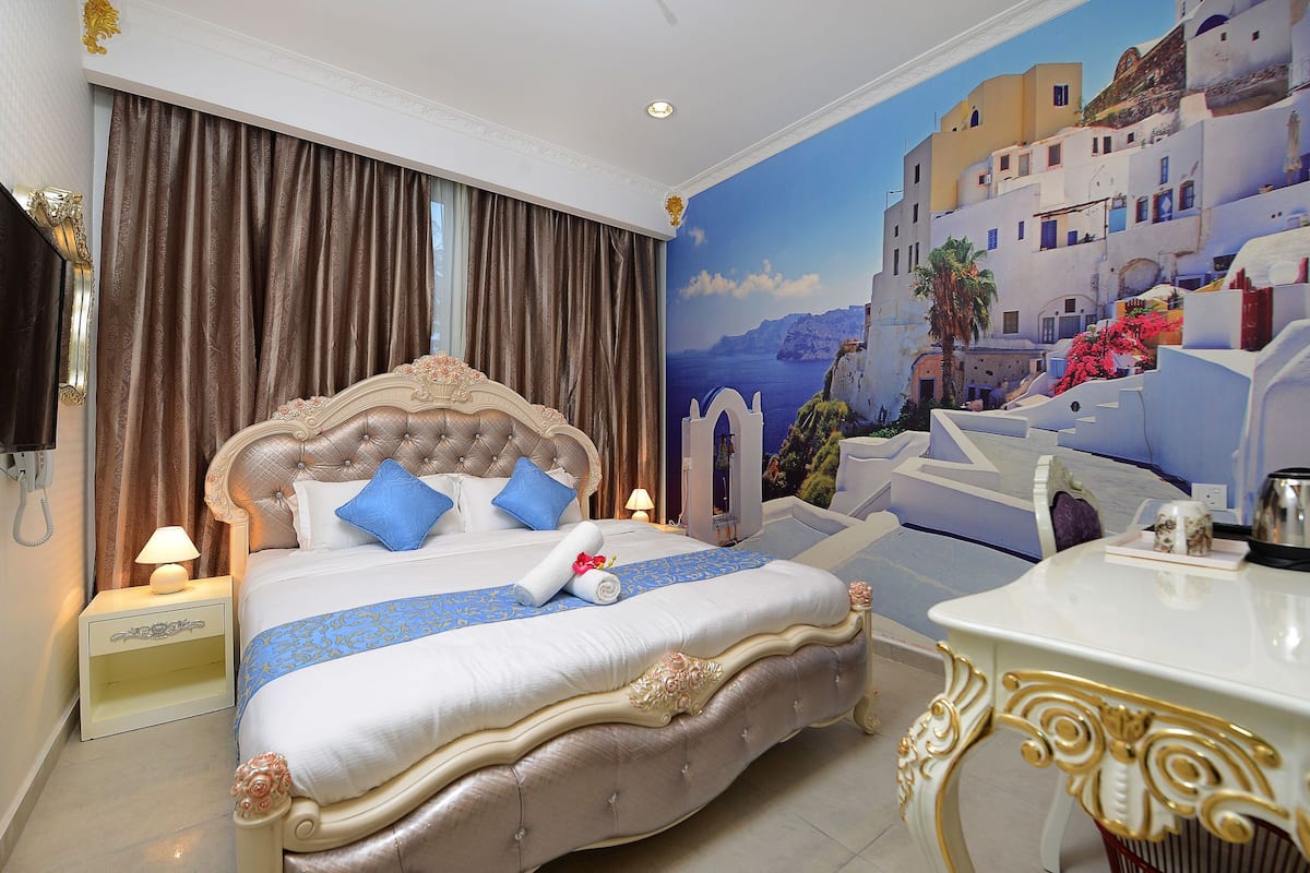 Art King Deluxe | Desk, iron/ironing board, rollaway beds, free WiFi