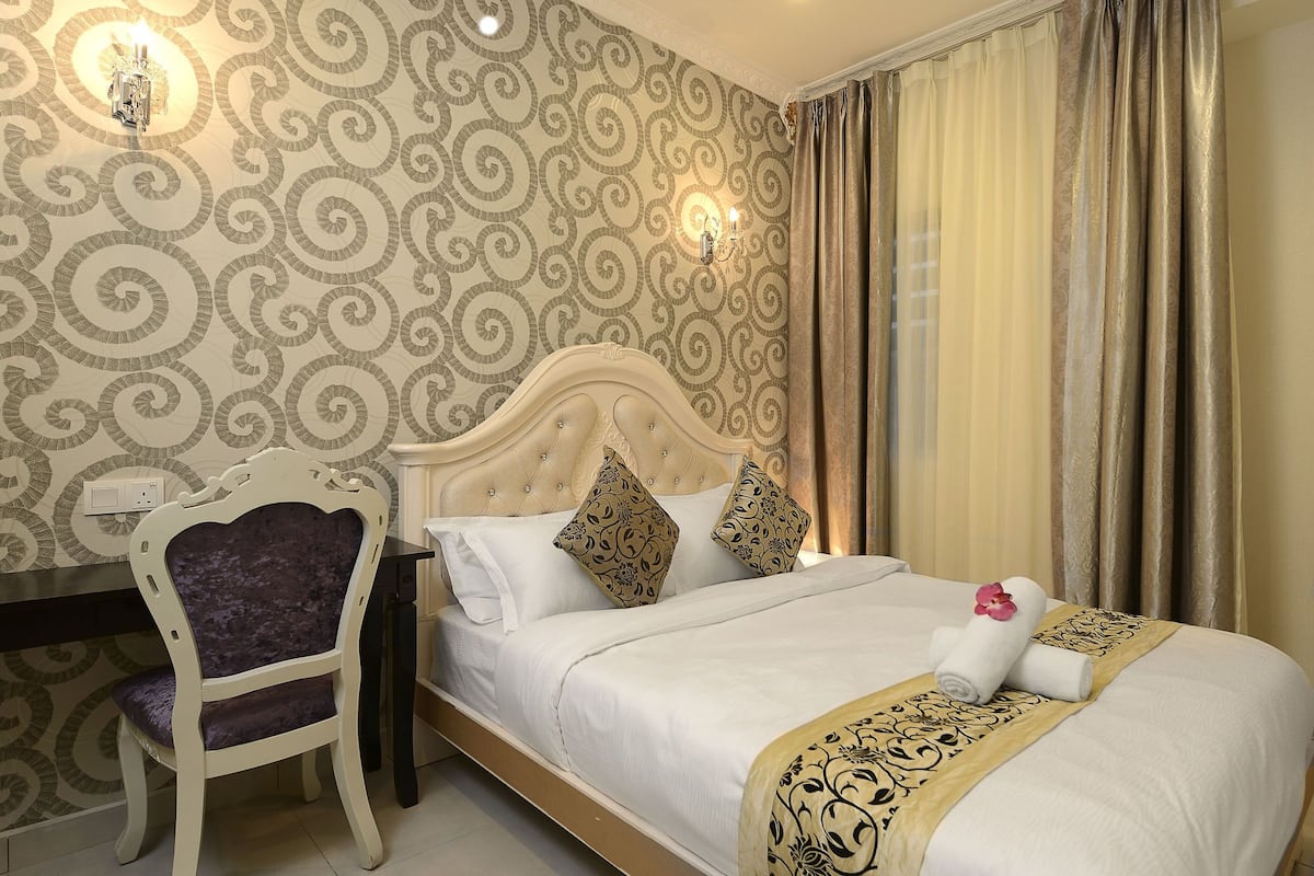 Art Queen (No Windows) | Bàn, bàn ủi/dụng cụ ủi quần áo, giường gấp/giường phụ (phụ phí)