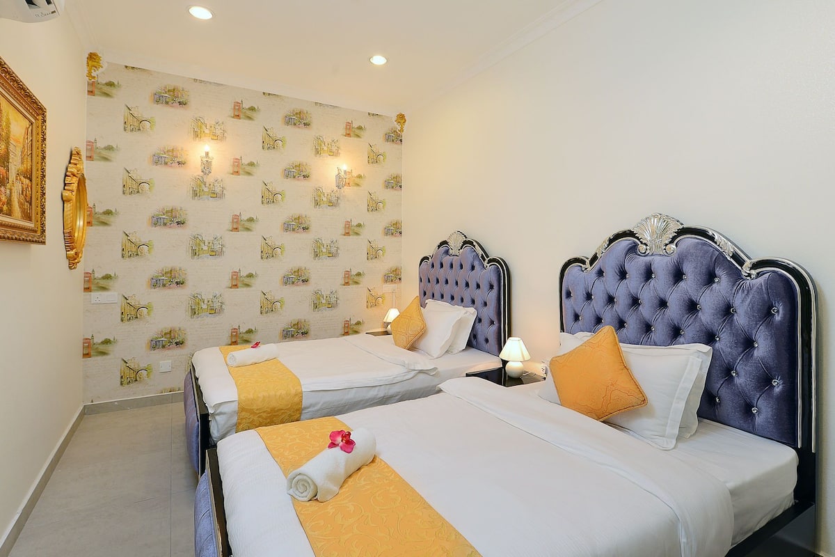 Art Twin (No Window) | Desk, iron/ironing board (on request), rollaway beds, free WiFi