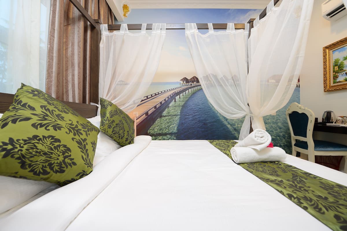 Desk, iron/ironing board, rollaway beds, free WiFi