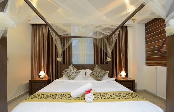 Art King Deluxe | Escritorio, tabla de planchar con plancha, camas extra y wifi gratis 