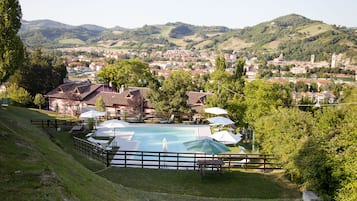 Una piscina al aire libre de temporada