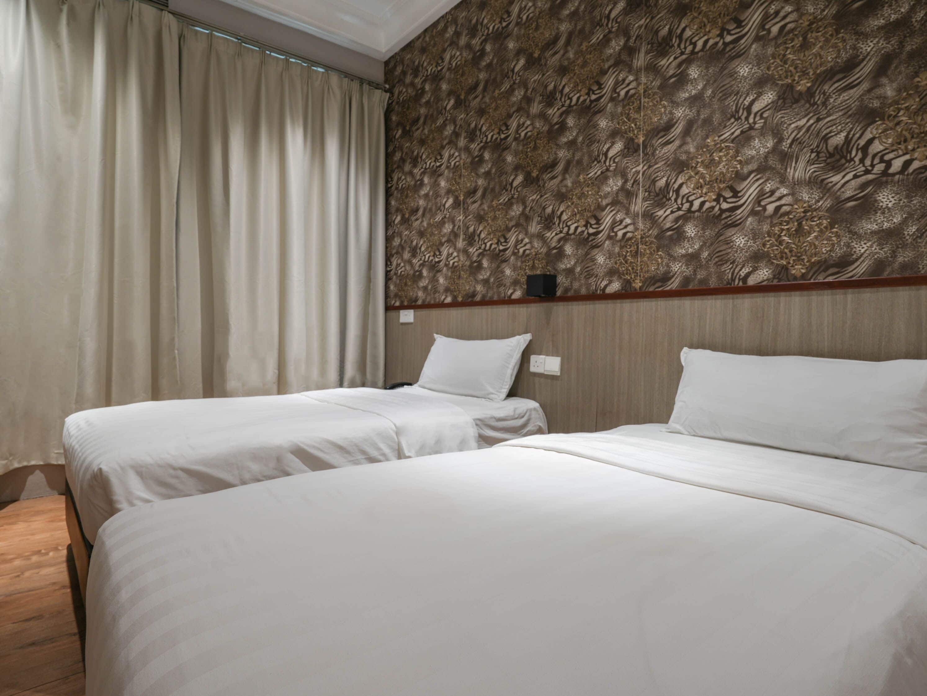 Deluxe Twin With Window No View  | Meja, ruang kerja komputer riba, langsir/tirai gelap terus 