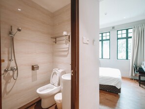 Deluxe Double With View  | Bathroom | Shower, free toiletries, towels - The Noble Hotel (Singapore)