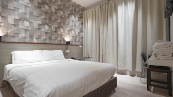 Deluxe Double With Window No View | Escritorio, espacio para trabajar con laptop y cortinas blackout