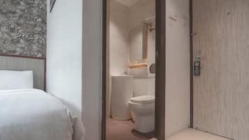 Deluxe Twin With View | Baño | Regadera, amenidades de baño gratuitas, toallas