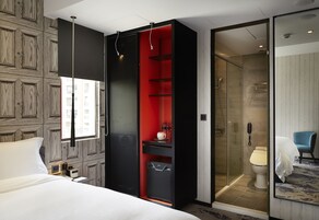 Habitación estándar doble, 1 cama doble (Charm Room) | Ropa de cama de alta calidad, caja fuerte, escritorio y cortinas opacas