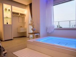 Suite Elite, piscina privata, vista mare | Biancheria da letto di alta qualità, minibar, una cassaforte in camera