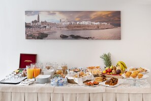 Daily cooked-to-order breakfast (EUR 20 per person)