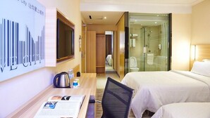 Deluxe Twin kamer | Een bureau, een laptopwerkplek, verduisterende gordijnen