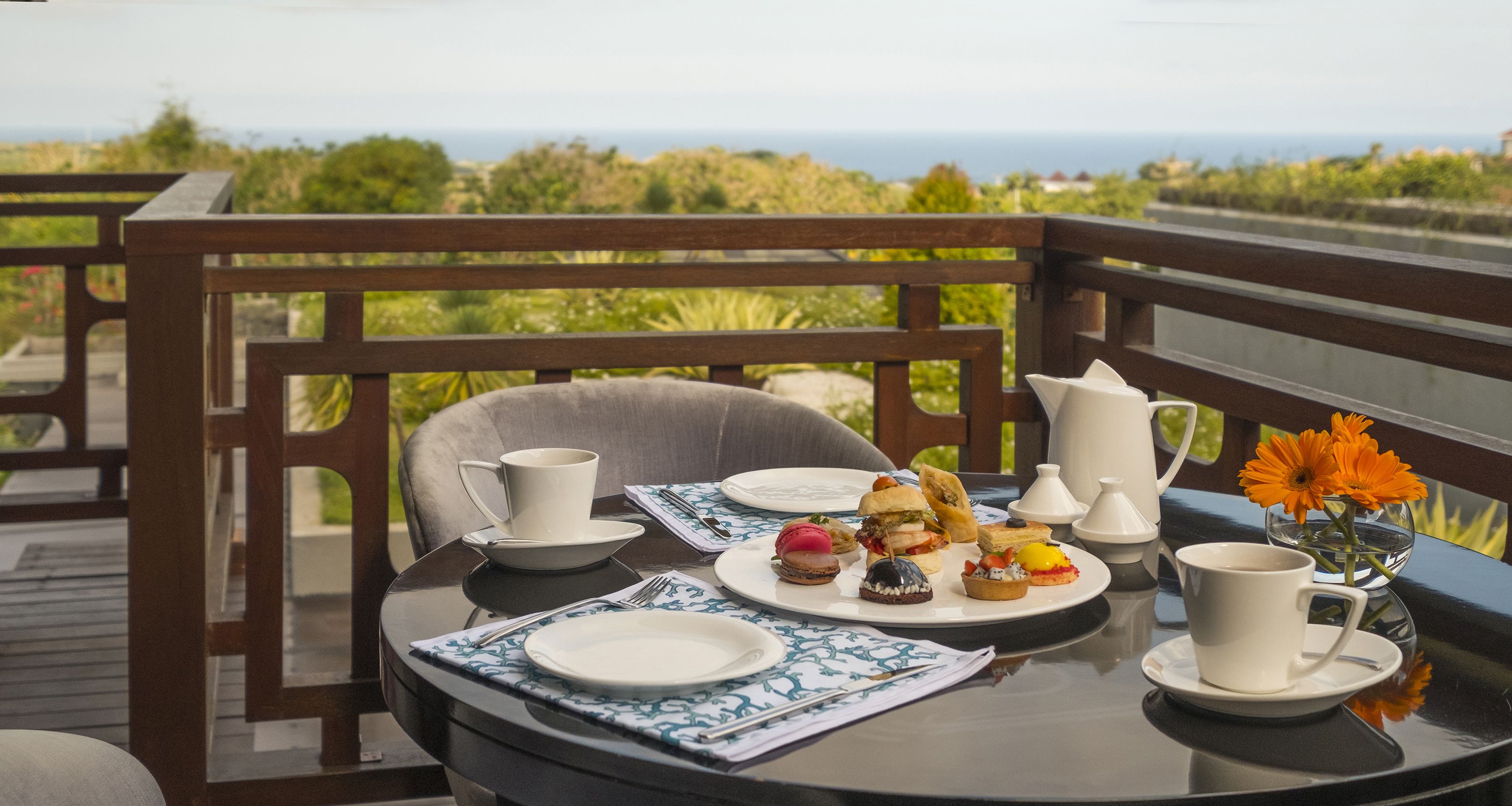 Breakfast, lunch, dinner served; international cuisine 