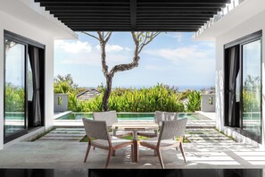Two Bedrooms Ocean Villa | Coin séjour | Télévision à écran plat, lecteur de DVD