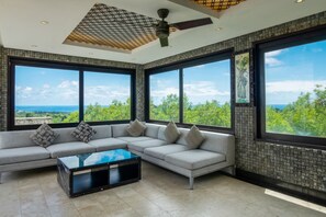 Villa, 3 Bedrooms, Ocean View | 客厅 | 平板电视、DVD 播放器