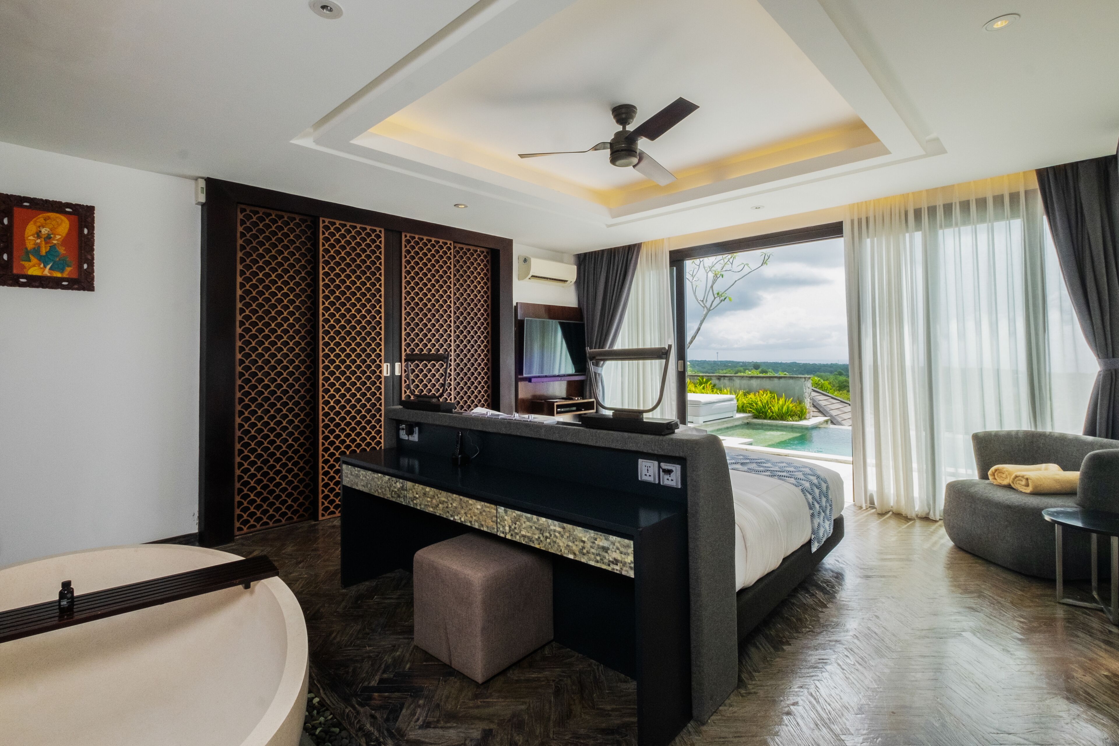 Une chambre d’hôtel moderne équipée d’un lit, d’un bureau et d’un coin salon.