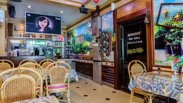 供應早餐、午餐、晚餐;泰國菜