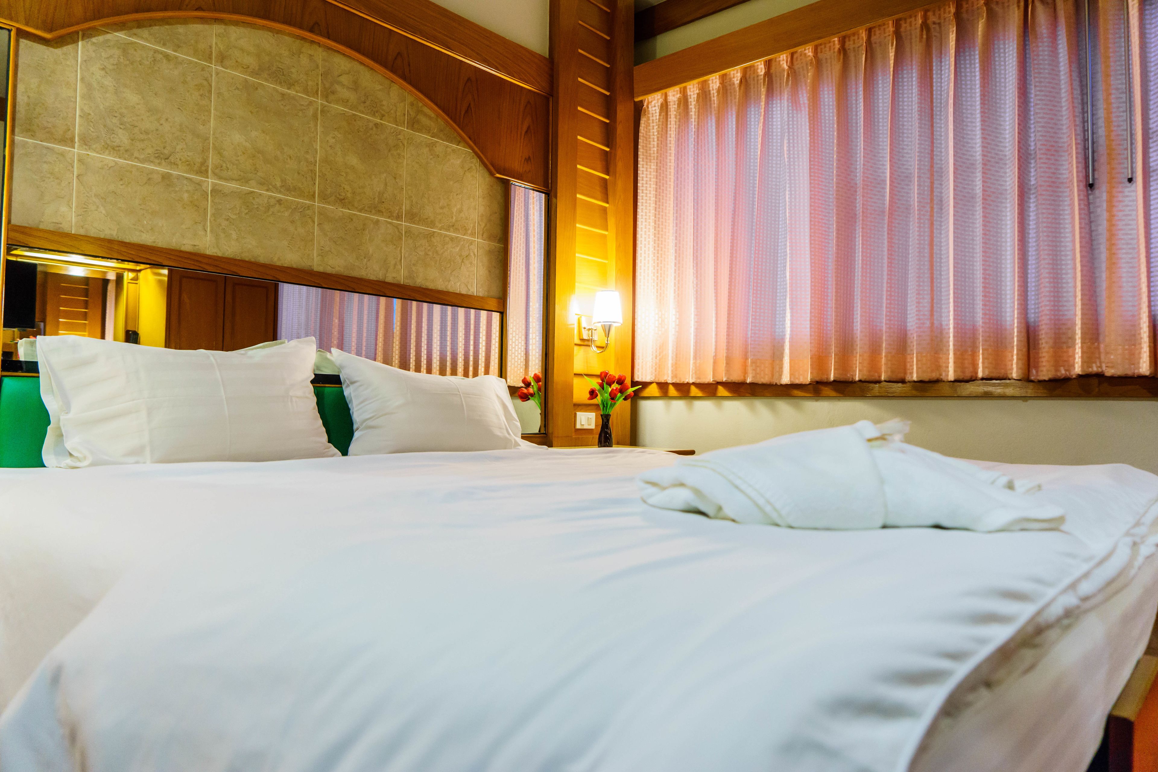 标准房, 1 张特大床 | 客房内保险箱、办公桌、免费 WiFi、床单