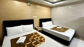 Habitación cuádruple | Escritorio, tabla de planchar con plancha, wifi gratis