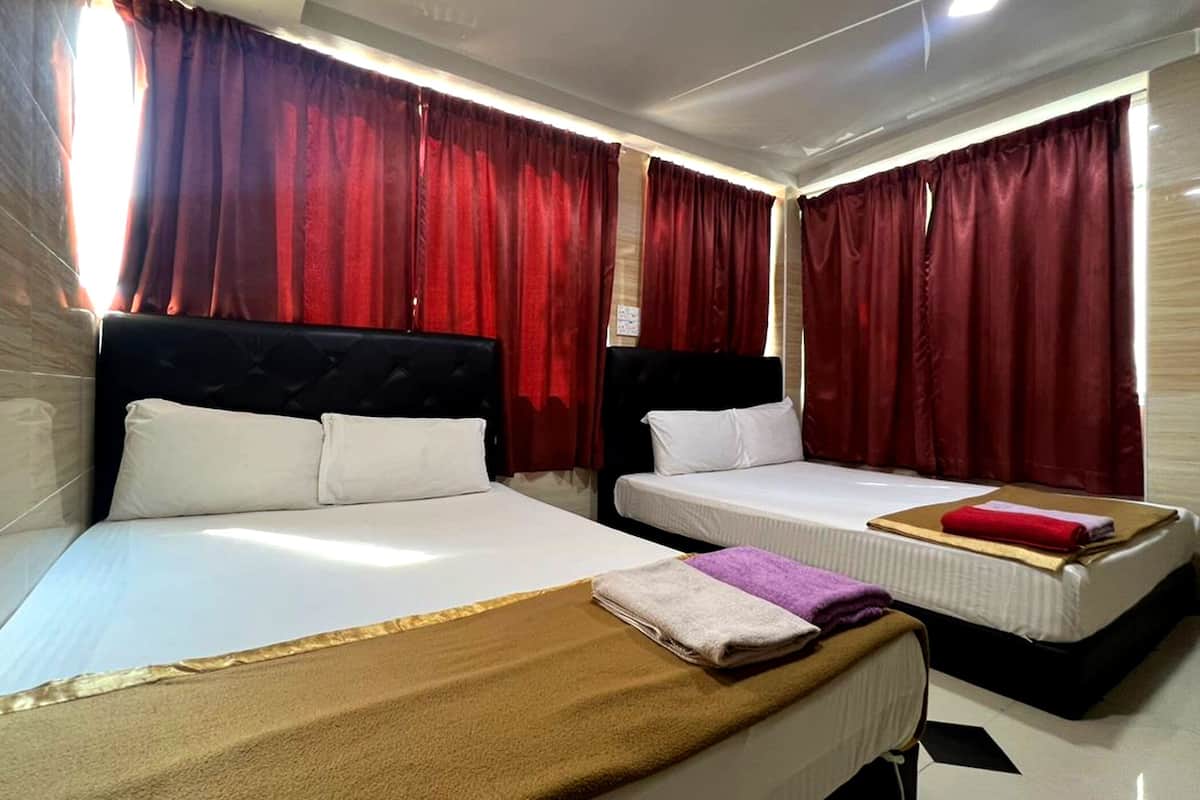 Quad Room | Desk, iron/ironing board, free WiFi