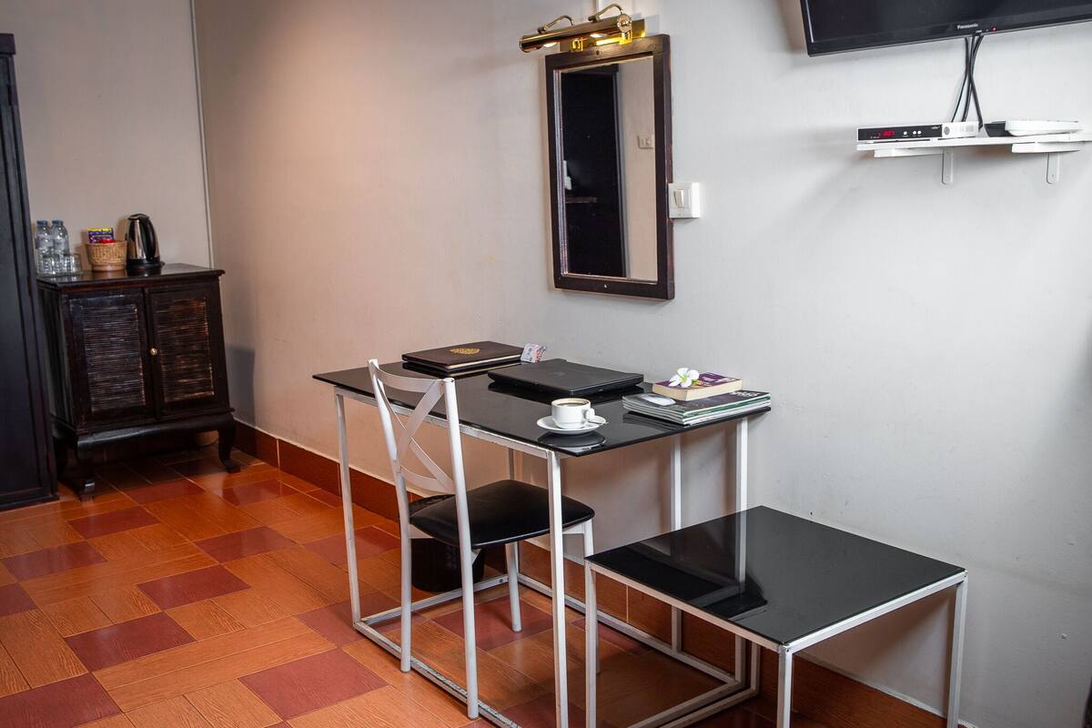 Family Triple Room (Window on Corridor) | Minibar, in-room safe, WiFi (free), bed sheets