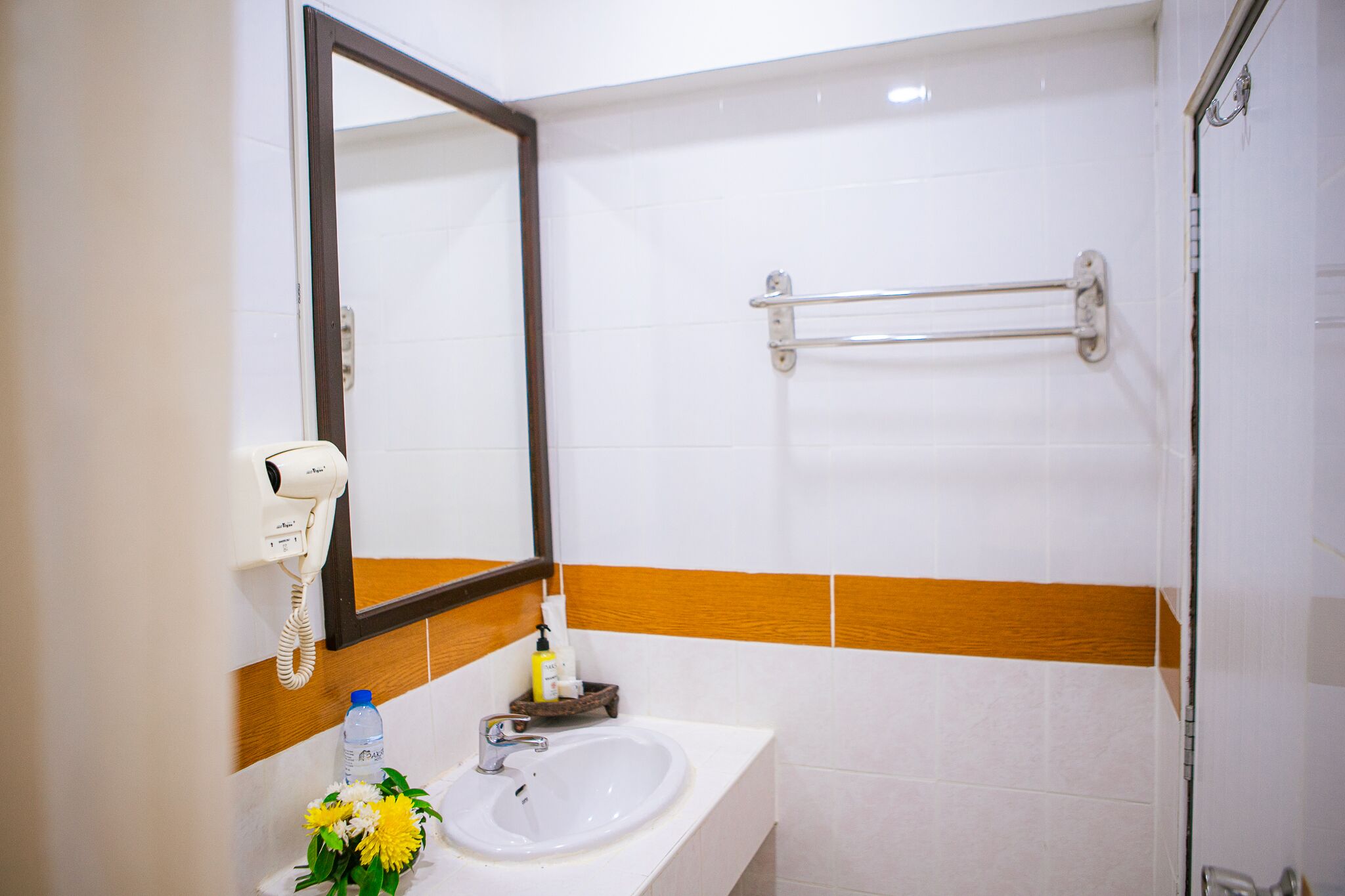 standard double room | bathroom | shower, free toiletries, towels