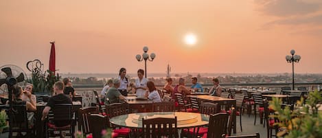 2 Restaurants, Frühstück, Mittagessen, Abendessen, internationale Küche
