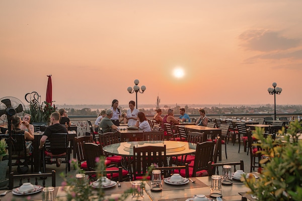 2 restaurants, breakfast, lunch, dinner served; international cuisine