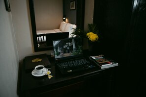 Economy kamer, 1 twee- of 2 eenpersoonsbedden (Window on Corridor) | Een minibar, een kluis op de kamer, gratis wifi, beddengoed