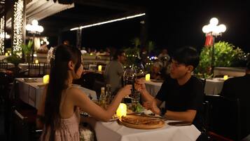 2 restaurants, breakfast, lunch, dinner served; international cuisine