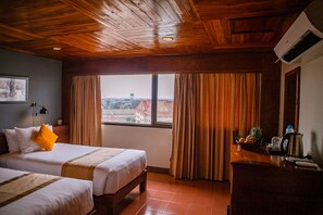Suite básica, 1 habitación, vistas a la ciudad (Mini) | 1 dormitorio, minibar, caja fuerte y escritorio
